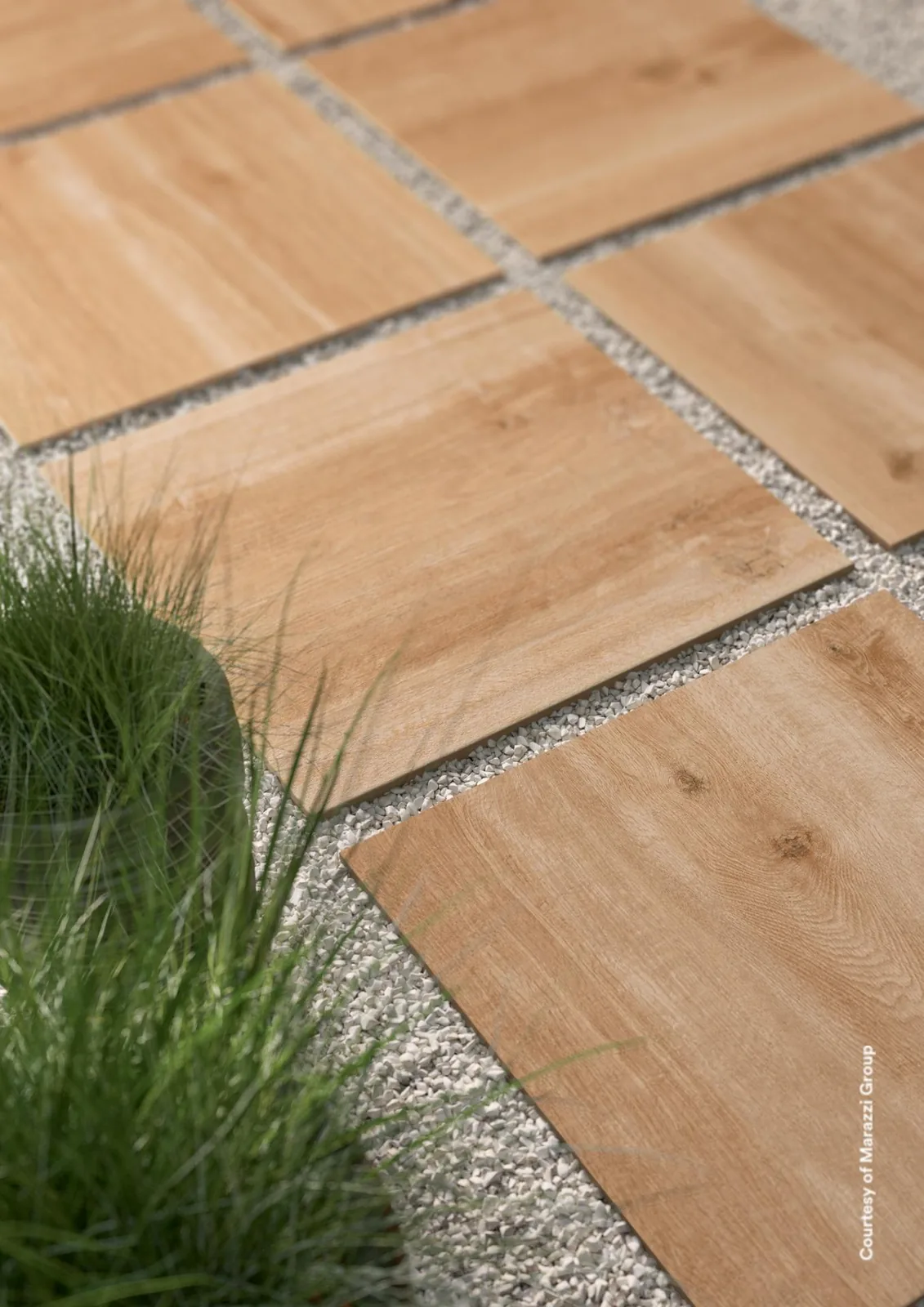 Marazzi Treverkhome20 Larice: Holzoptik-Platten 60x60 cm lose im Kiesbett verlegt, Ziergras am Rand des Gartenwegs