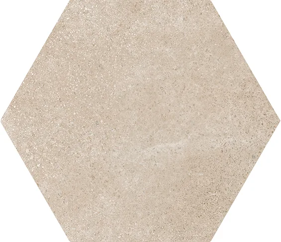 Sechseckfliese in warmem Greige mit matter, leicht wolkiger Zementoptik im Format 17,5×20 cm.