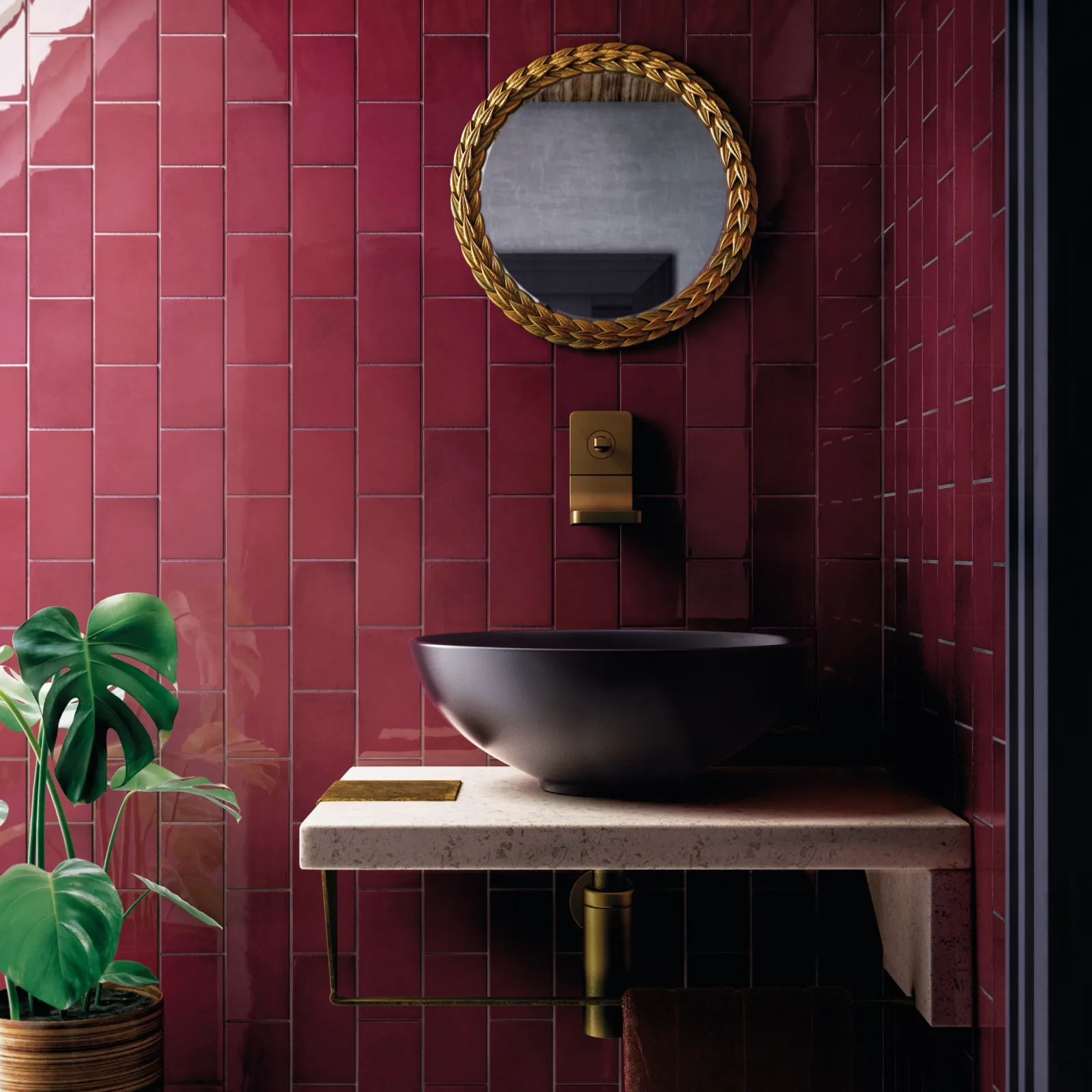 Gäste-WC mit weinroten Riemchenfliesen an der Wand, rundem Rattanspiegel, schwarzem Aufsatzbecken und Monstera.