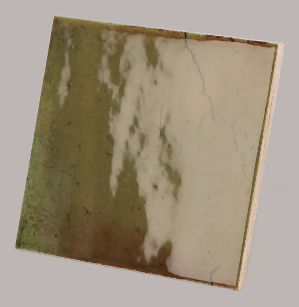 Hanoi Wandfliese in Wild Olive Glasur, Format 10x10 cm, schräge Studio Aufnahme mit sichtbarem Glasurglanz.