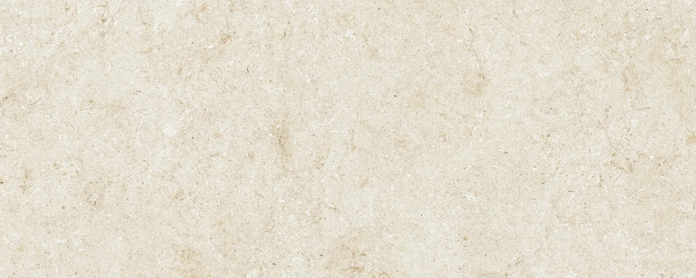 Cremebeige Kalksteinoptik im Format 40×100 cm, seidenmatt, fein gekörnt mit hellen Einschlüssen.