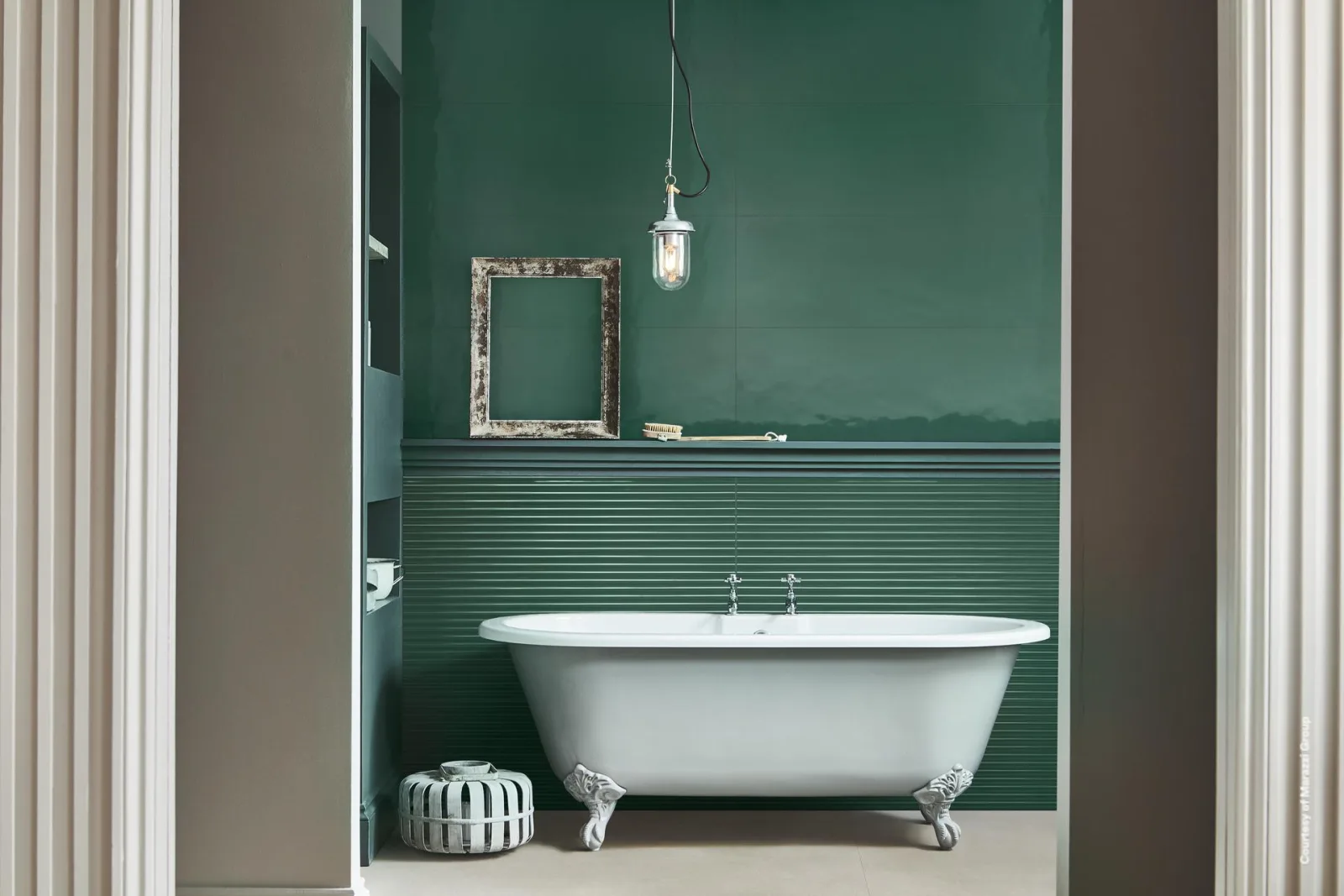 Marazzi Bliss Forest: Bad mit dunkelgrüner Wandfläche über Rillenrelief, freistehender Wanne und Pendelleuchte