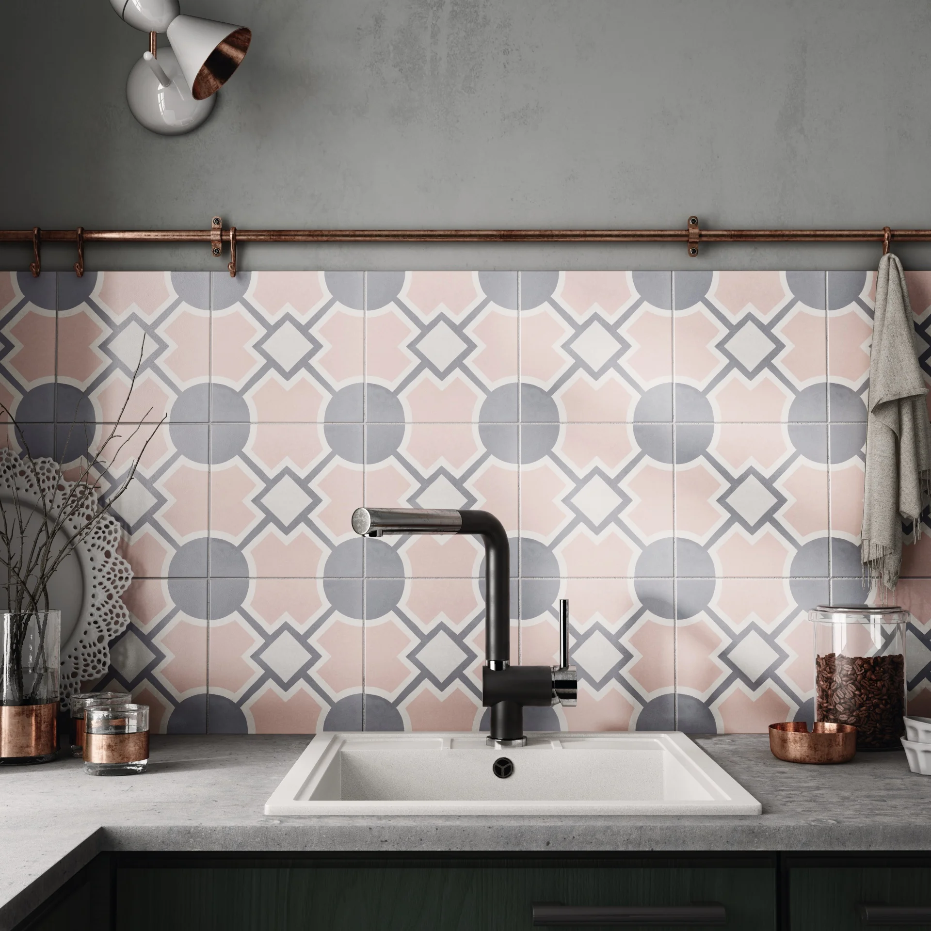 Bodenfliese Caprice Deco Solstice Pastel von Equipe, matt, 20x20cm, geometrisches Muster in Rosa, Grau und Weiß, verlegt in einer modernen Küche mit grauer Wand, schwarzen Armaturen und Kupferdetails