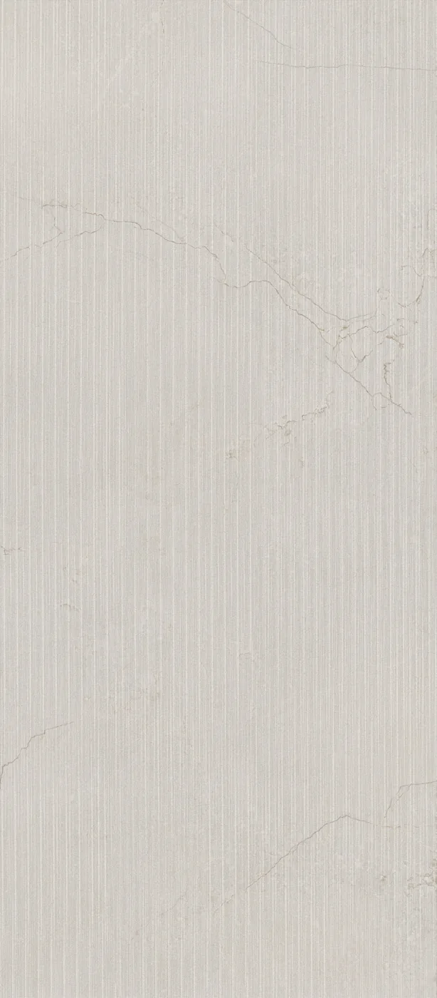Hellgraue Steinoptik-Platte 120x278 cm mit matter Oberfläche und feinen senkrechten Rillen und vereinzelten Adern.