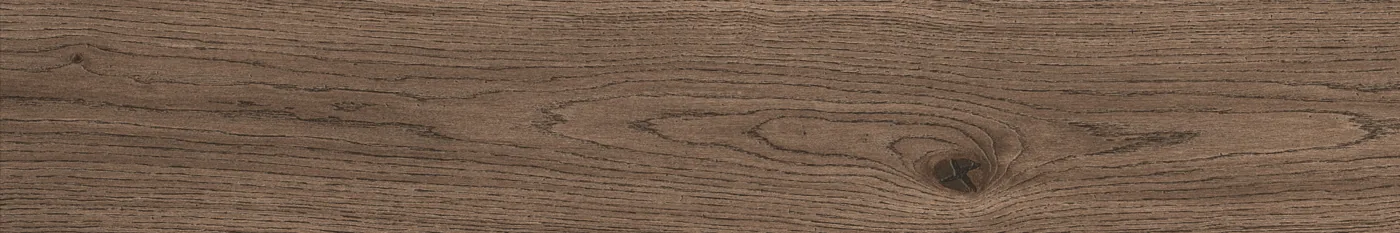 Dunkelbraune Holzoptik-Planke im Format 20x120 cm mit durchgehender Eichenmaserung und dunklem Astknoten in der Mitte.