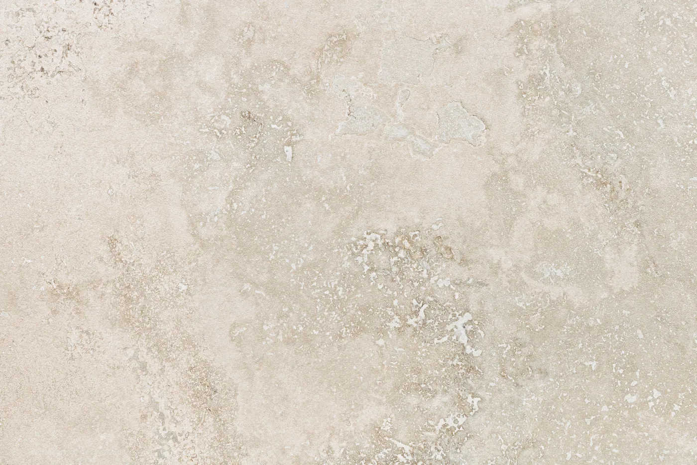 Warm sandfarbene Steinoptik-Fliese 60x90 cm, mattes Finish, feine Porung und helle Kalkeinschlüsse sichtbar.
