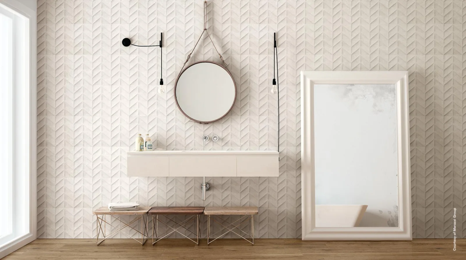 Badezimmer mit weißer Wandfliese mit Fischgrat-Relief, Waschtisch, rundem Spiegel und großem Standspiegel