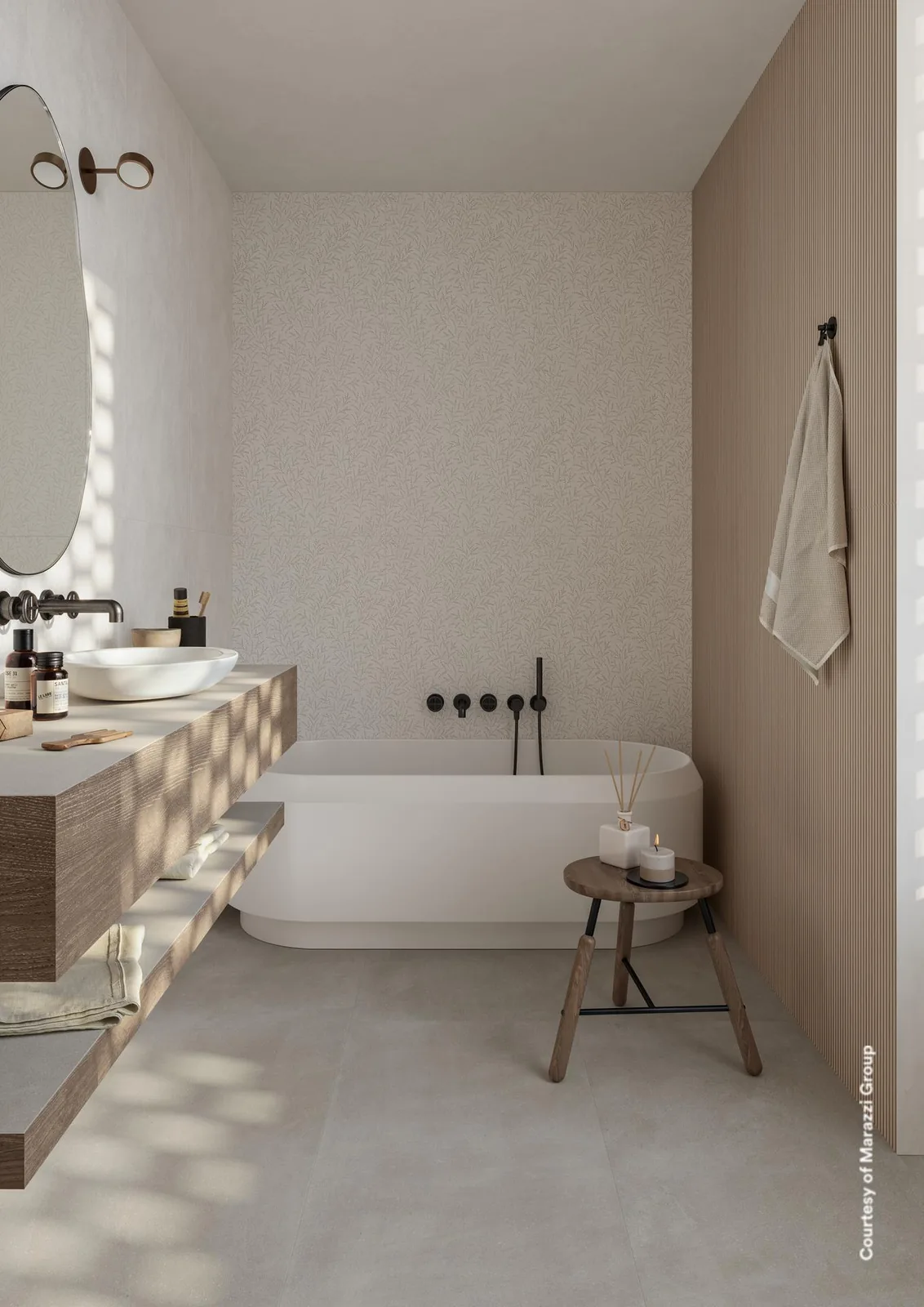 Badezimmer mit weißer Wandfliese mit Blattrankenmuster, heller Putzoptik und hell gerillter Holzoptik an der Seitenwand