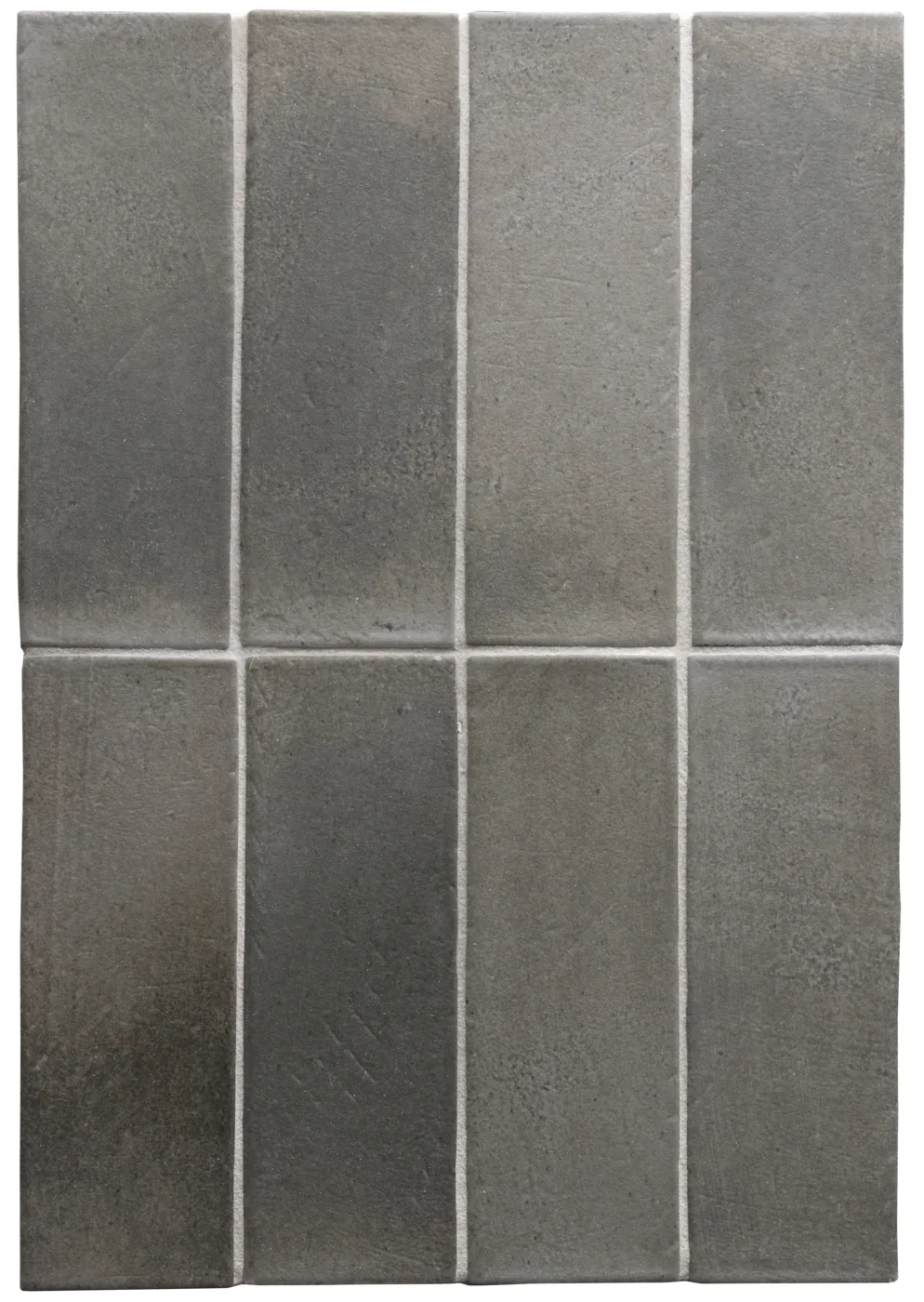 Anthrazitgraue matte Riegelfliesen 5×15 cm, senkrecht in vier Bahnen verlegt, mit dunkler Wolkung und matter Oberfläche.