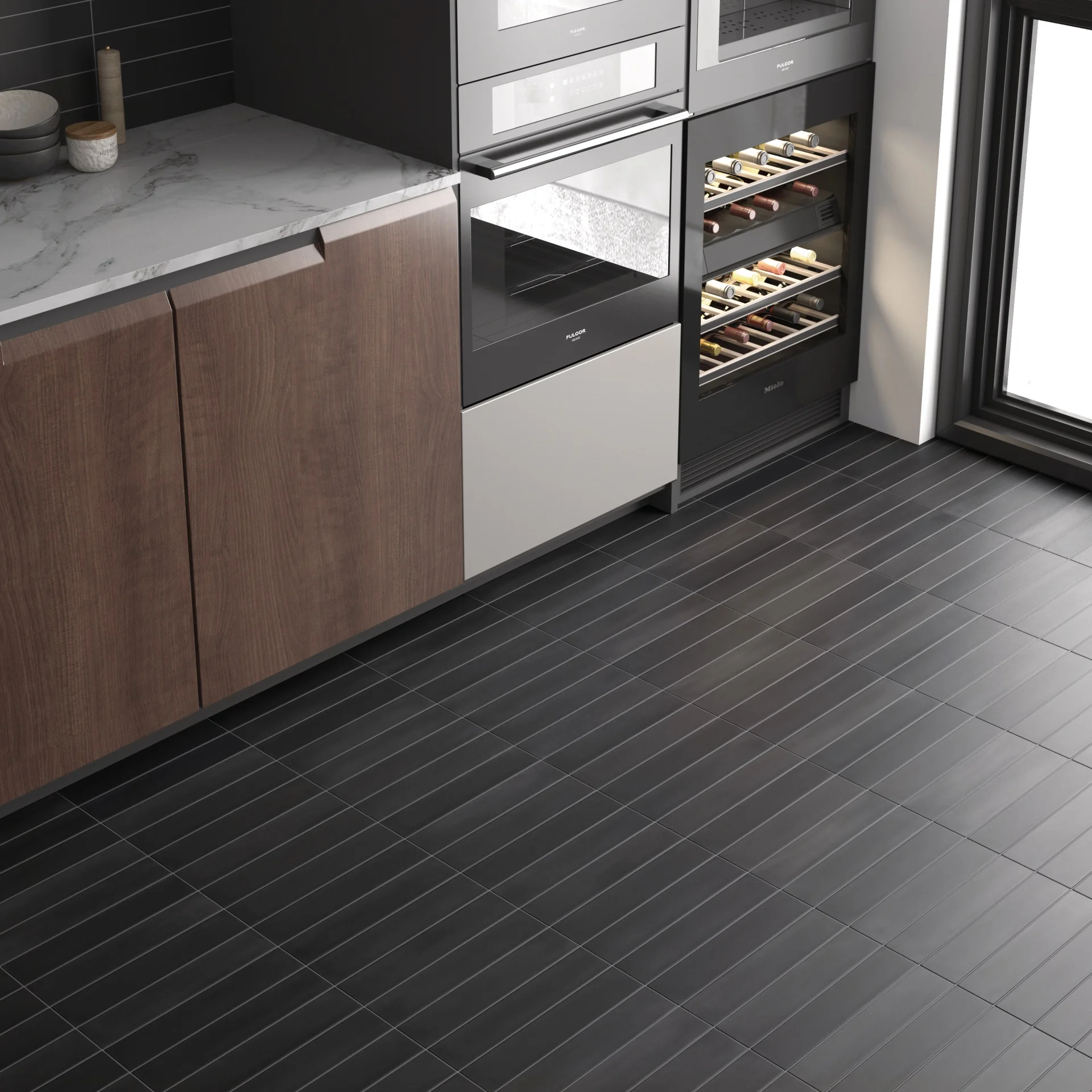 Küche mit schwarzem Fliesenboden in Riemchenform, Einbaubackofen, Weinkühlschrank und Holzfronten.