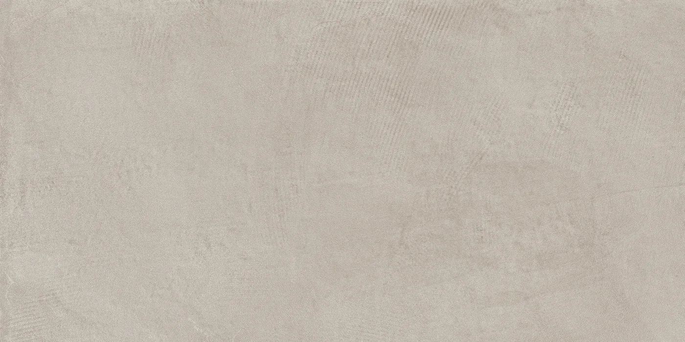 Fliese in hellem Greige 30×60 cm in Spachteloptik, strukturierte Oberfläche mit rauer, fein geriffelter Textur.