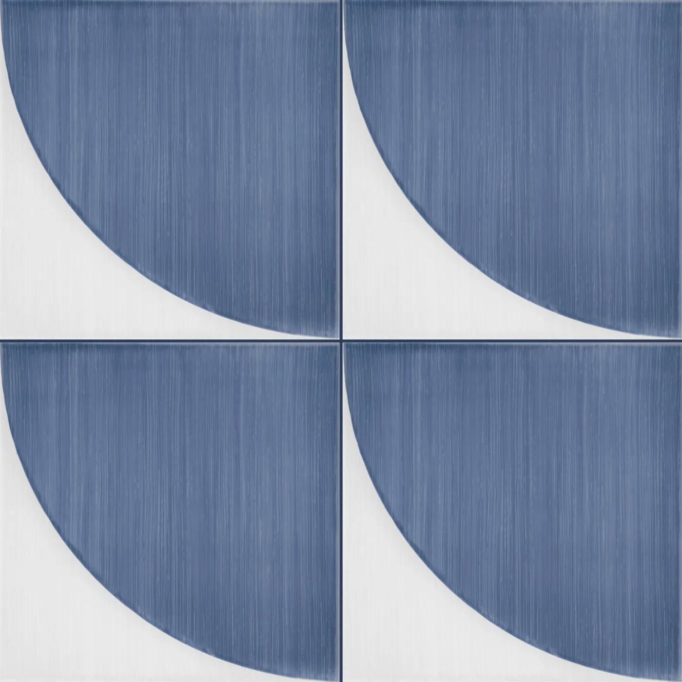 Vier Musterfliesen 20×20 cm mit großem blauem Viertelkreis auf weißem Grund, die Pinselstriche sind in der Glasur sichtbar.