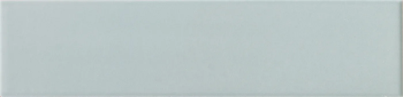 Rechteckige Wandfliese in zartem Eisblau, matt, glatte einfarbige Oberfläche, im Format 6x24,6 cm.