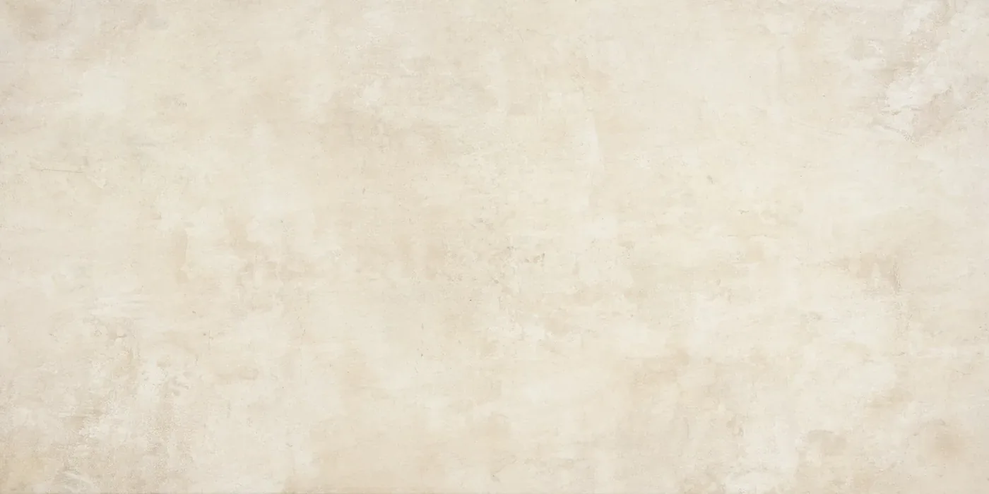 Wand- und Bodenfliese 30×60 cm mit cremebeiger Kalksteinoptik und weichen Hell-Dunkel-Verläufen, seidenmatte Oberfläche.