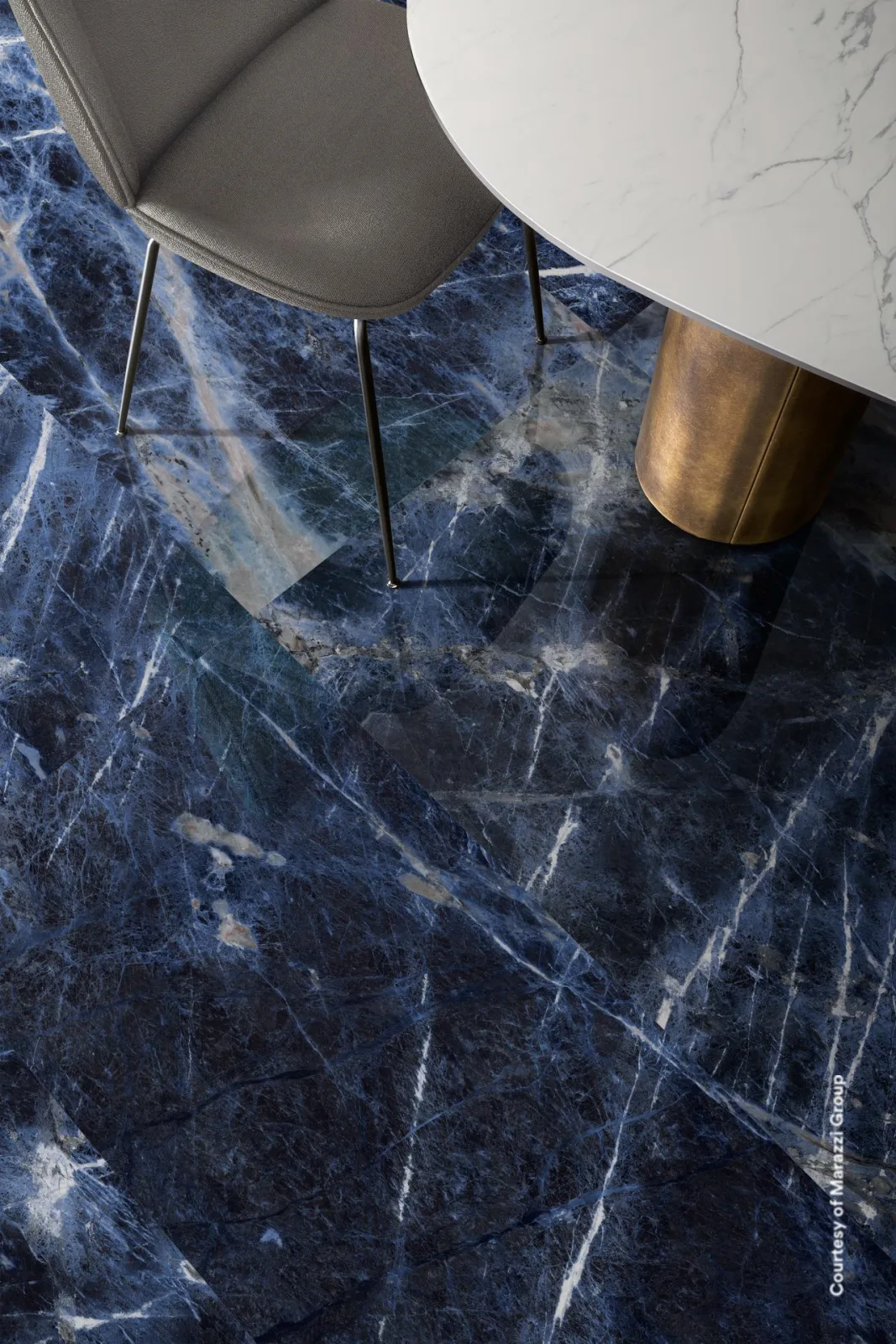 Tiefblauer Marmorboden mit Stuhl und Beistelltisch, gefliest mit Marazzi Allmarble Sodalite Blu in 60x120cm.