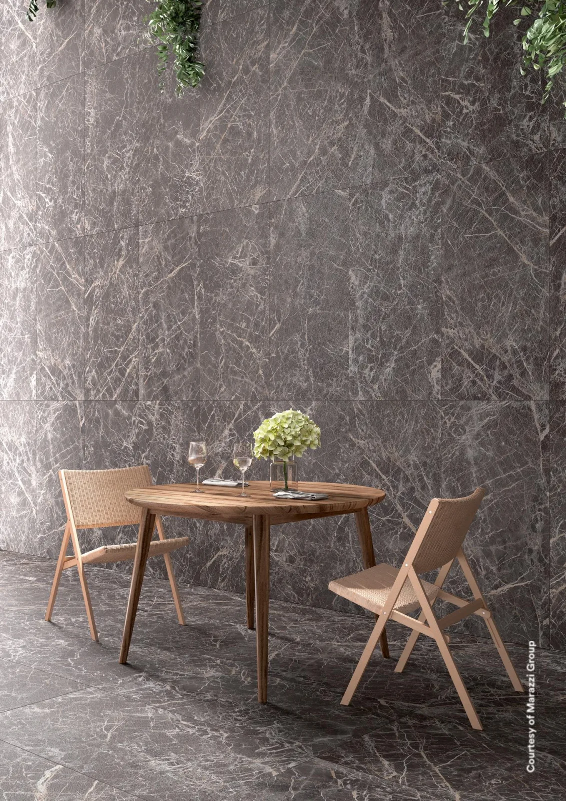 Essplatz mit Holztisch vor grauer Marmorwand, gefliest mit Marazzi Allmarble Saint Laurent in 60x120cm.