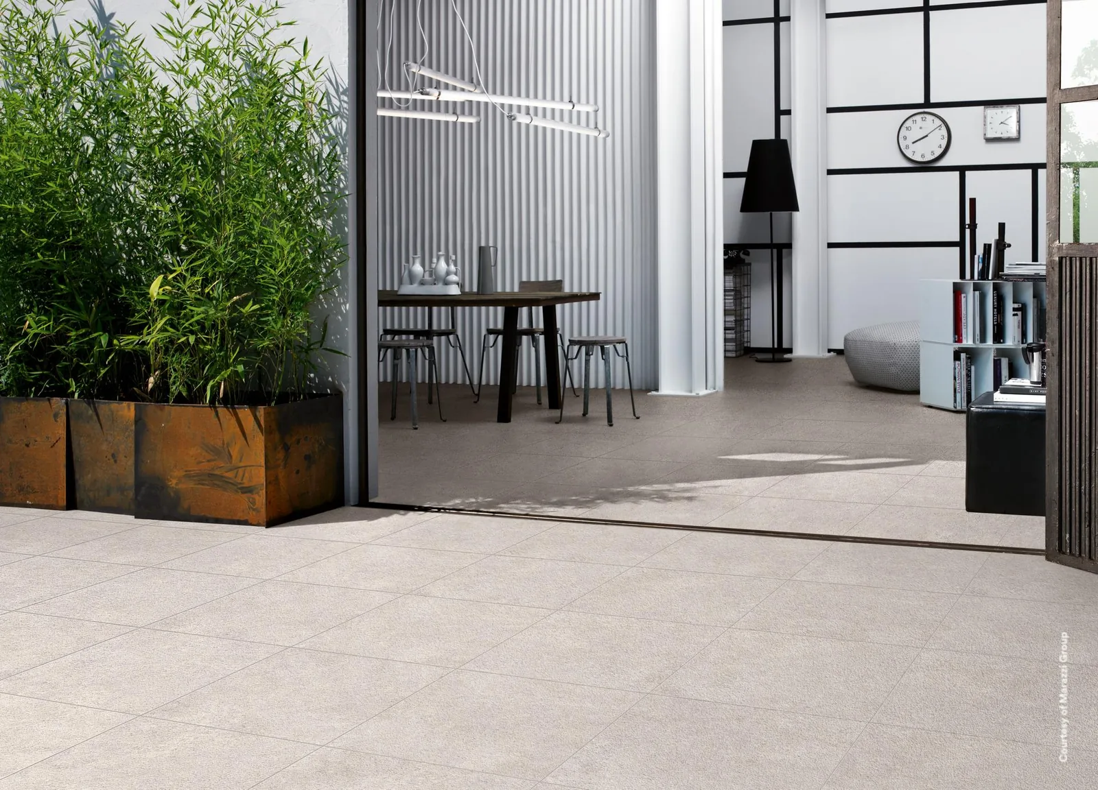 Terrasse mit Marazzi Work Beige Grip 60x60, im Innenraum dahinter Work Beige 60x60 als Bodenbelag