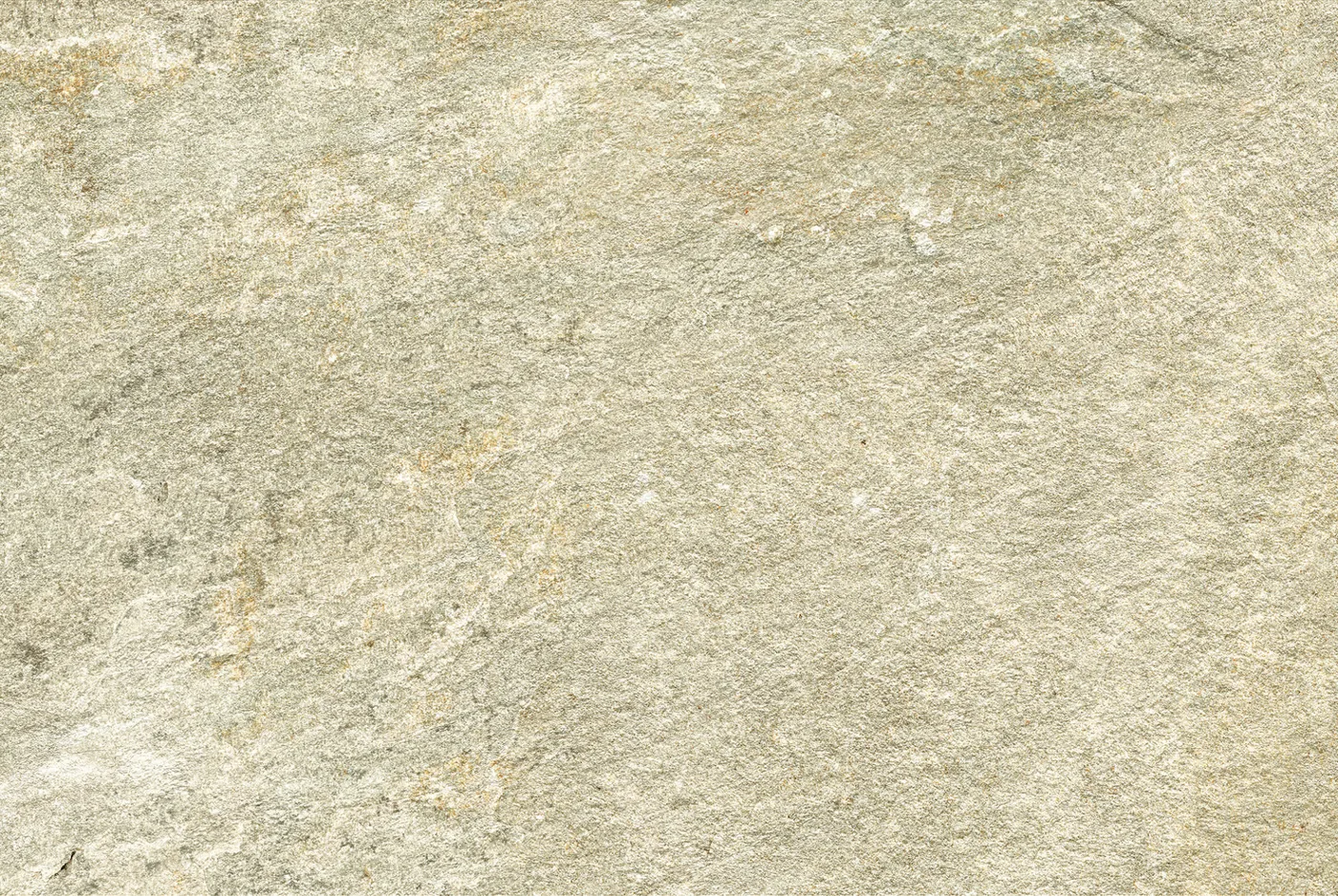 Beigegraue Natursteinoptik im Format 60×90 cm mit warmen ockerfarbenen Adern und feiner Quarzit-Körnung.