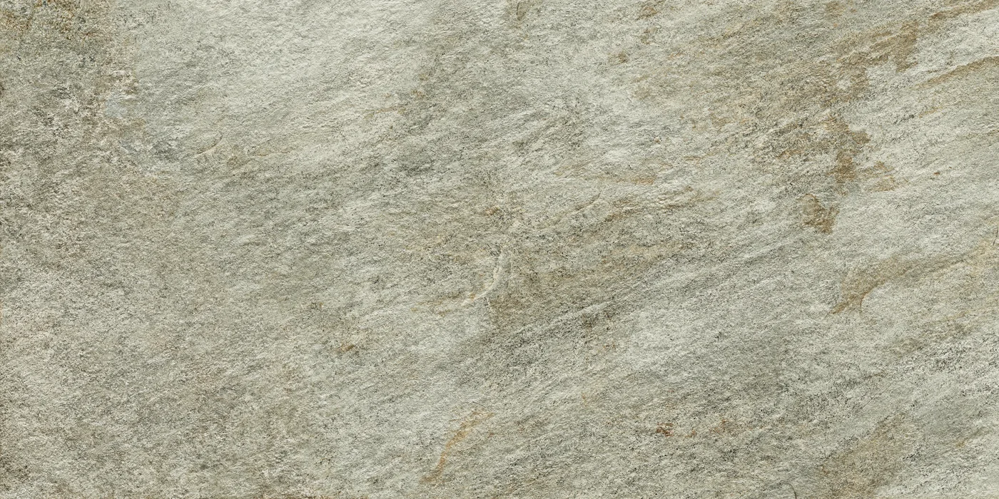 Hellgraue Natursteinoptik im Format 60×120 cm mit feiner diagonaler Aderung und vereinzelten braunen Einschlüssen.