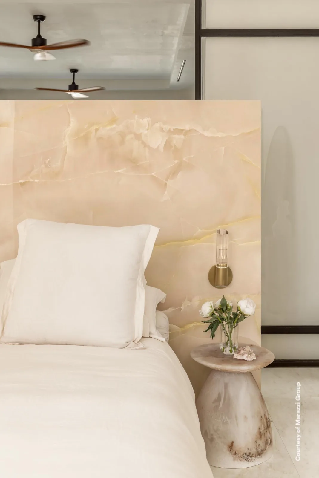 Schlafzimmer mit Onyx-Kopfteil, gefliest mit Marazzi Allmarble Raffaello in 60x120cm.