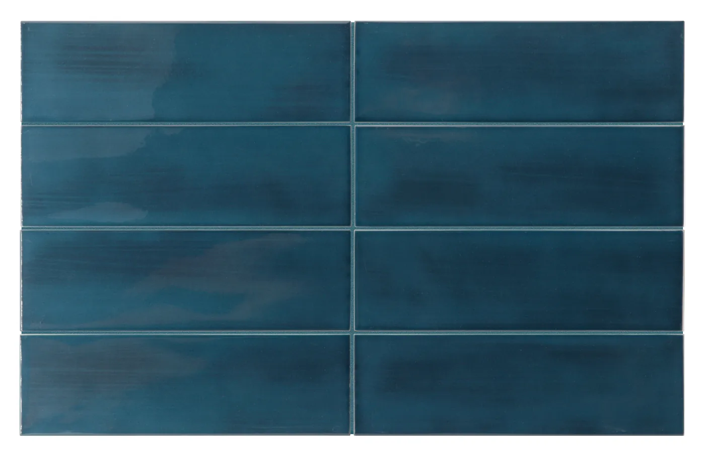 Glänzende petrolblaue Wandfliese im Metroformat 6,5×20 cm mit wolkiger Lasur und tiefen Blau-Schattierungen.