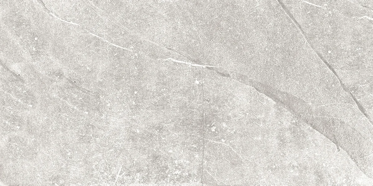 Hellgraue Fliese 30×60 cm in Schieferoptik mit hellen Adern und rauer rutschhemmender Oberfläche