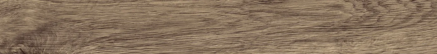 Graubraune Diele in Holzoptik 15×120 cm, matt, mit unruhiger Längsmaserung und dunklen Faserzeichnungen.