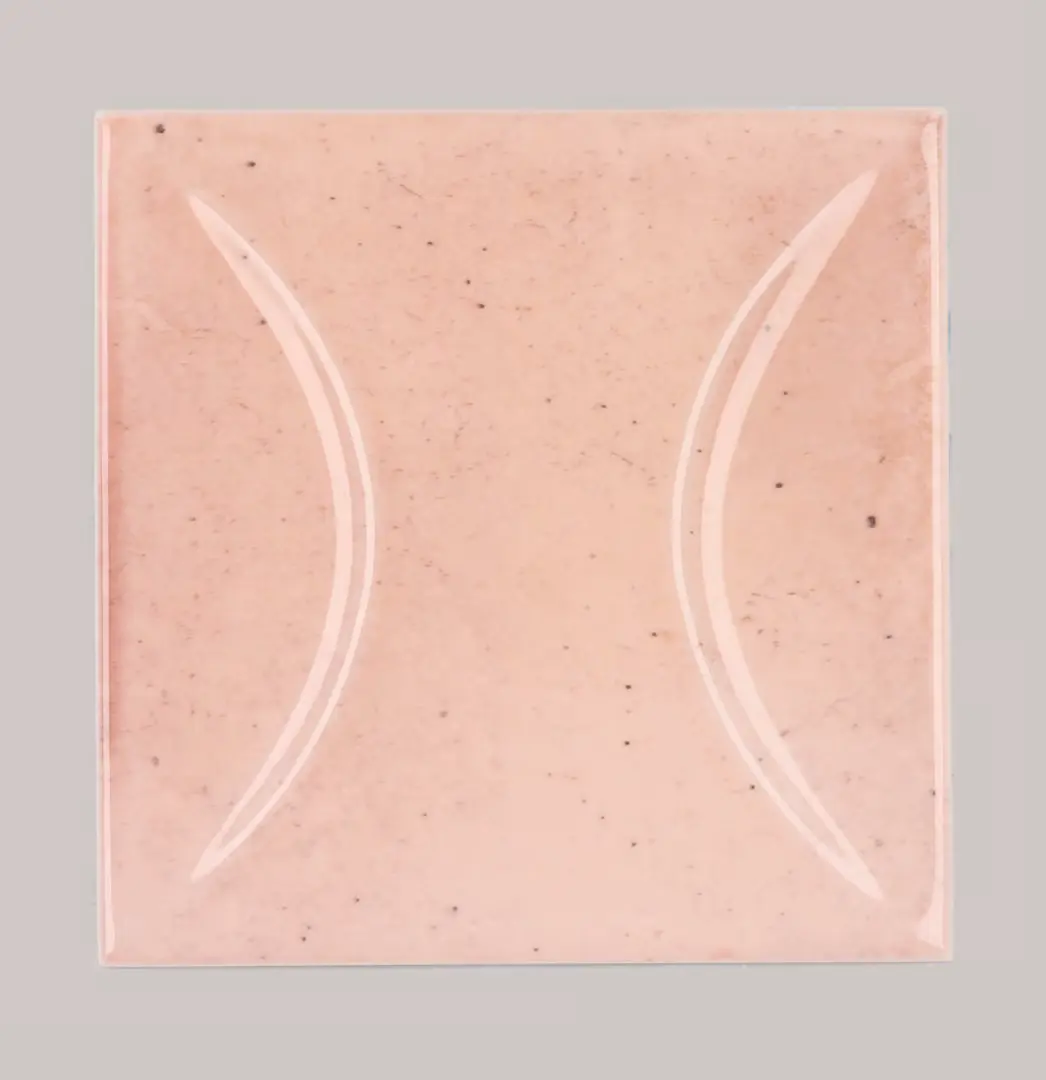 Hanoi Wandfliese in Pink Glasur, Format 10x10 cm, Studio Aufnahme frontal vor weißem Hintergrund.