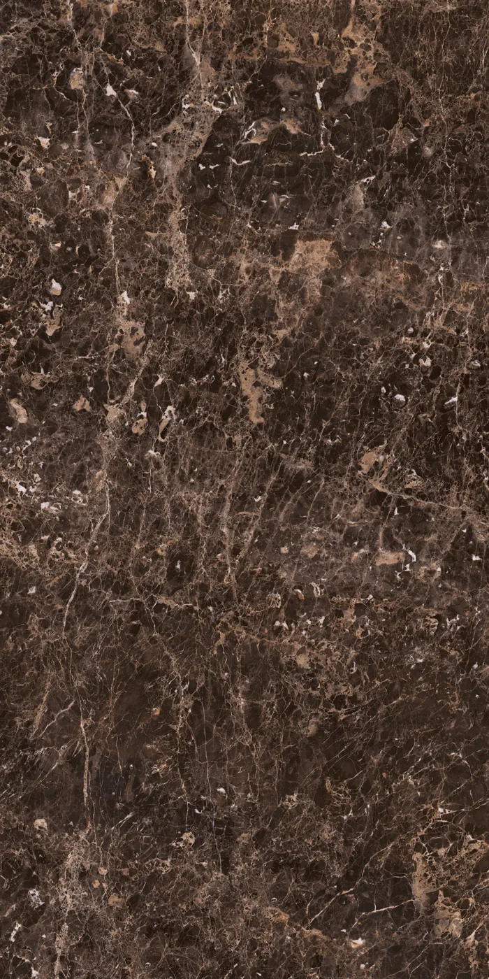 Dunkelbraune Marmoroptik-Platte im Format 160x320 cm mit glänzender Oberfläche und hellbraunen Adern.