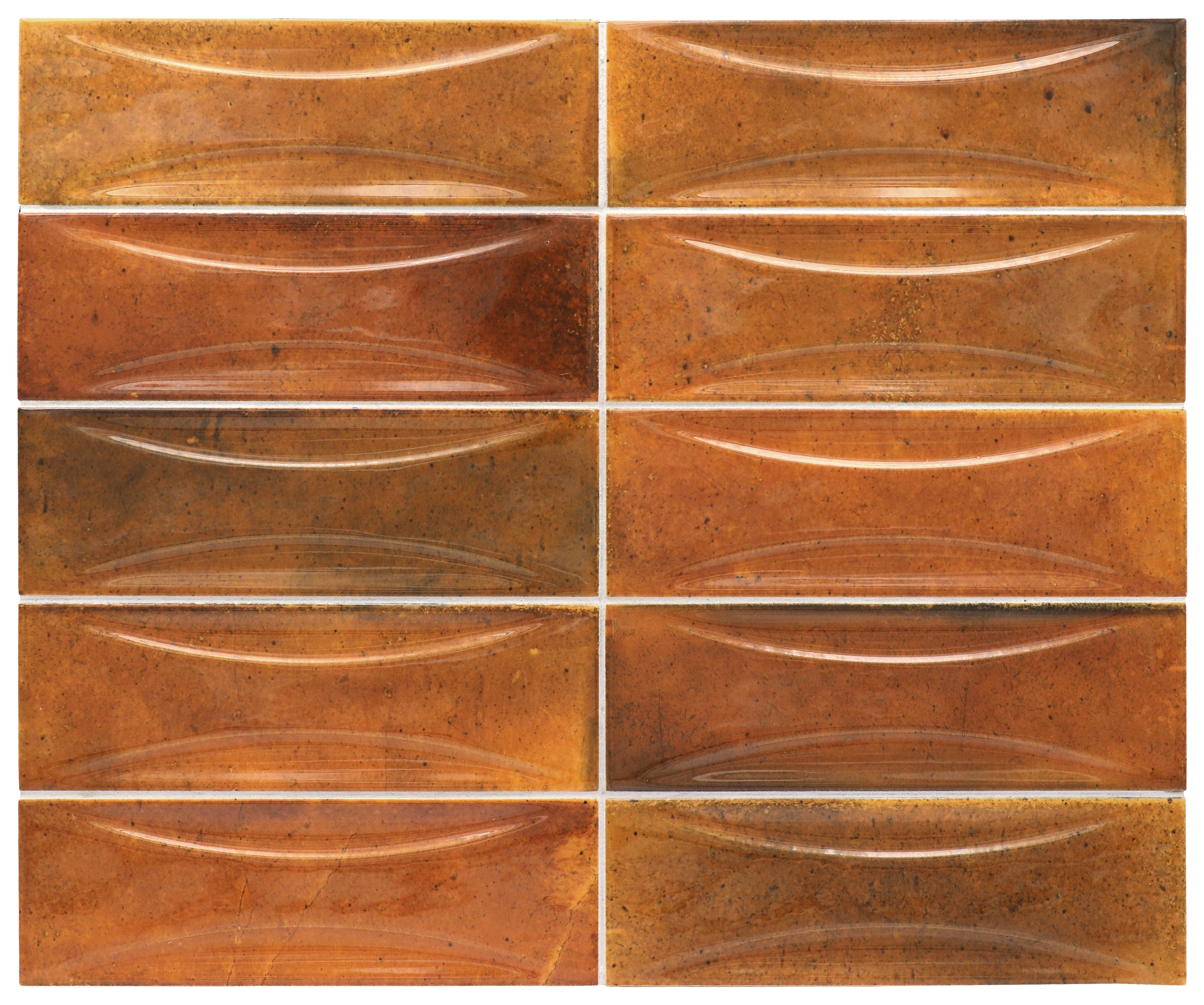 Verlegte Hanoi Burnt Red Wandfliesen im Format 6,5x20 cm. Lebhafte V4 Variation der Glasur, im Raum verbaut.