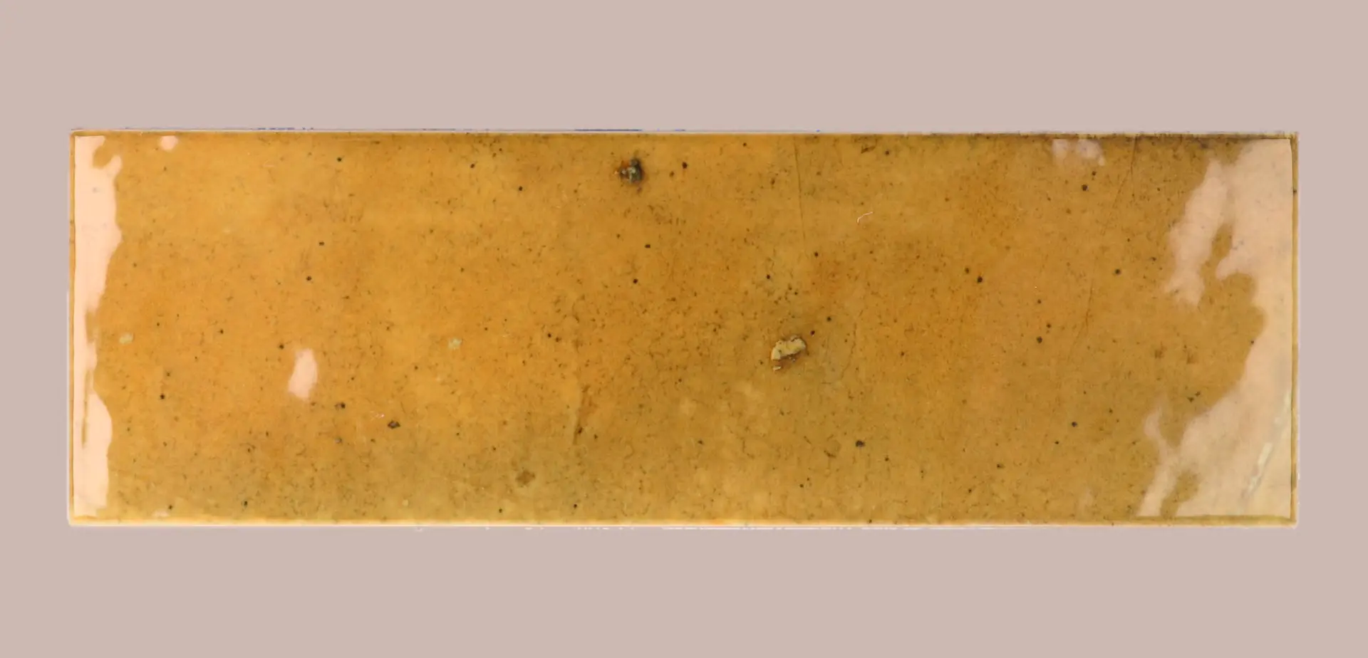 Hanoi Wandfliese in Caramel Glasur, Format 6,5x20 cm, Studio Aufnahme frontal vor weißem Hintergrund.