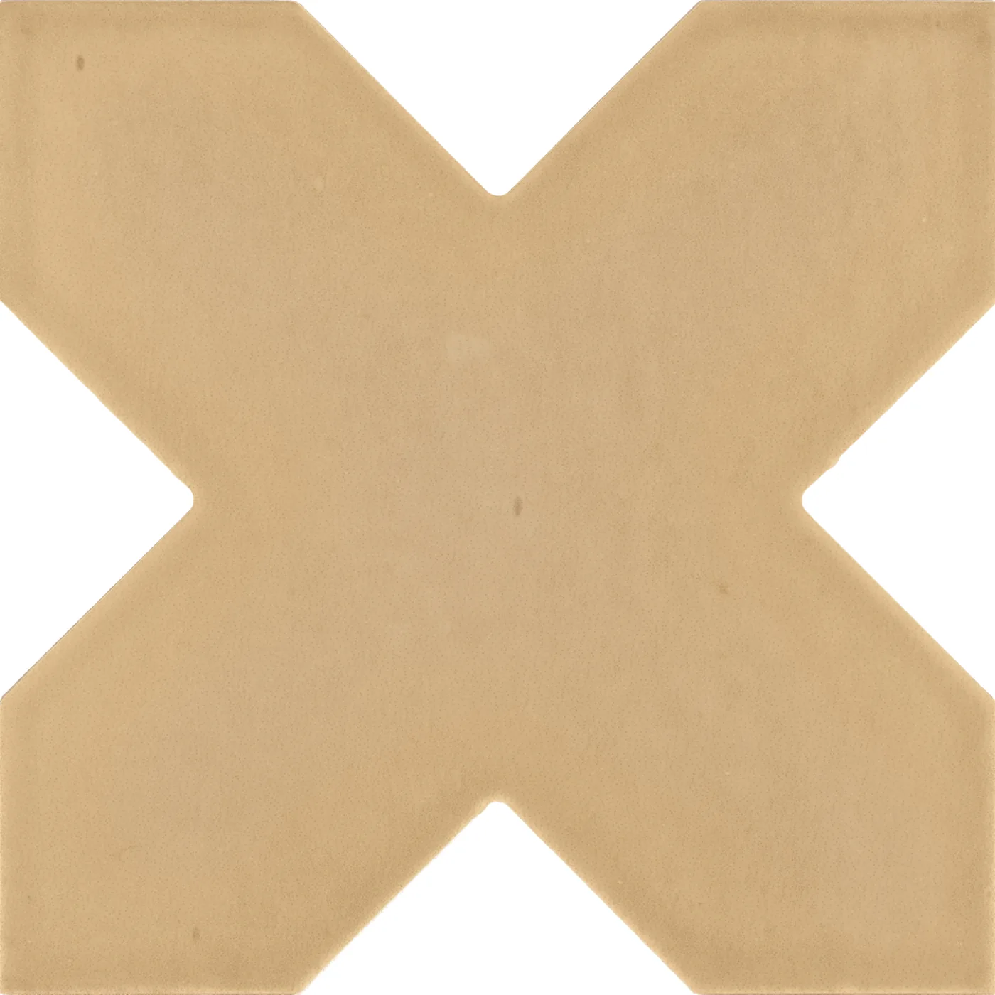 Kreuzförmige Wand- und Bodenfliese in warmem Sandbeige mit matter, fein changierender Oberfläche.