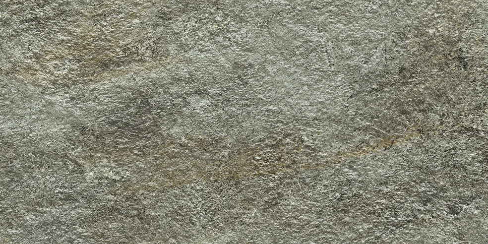 Graubraune Natursteinoptik im Format 30×60 cm mit rostbraunen Adern und körniger, matter Quarzit-Fläche.
