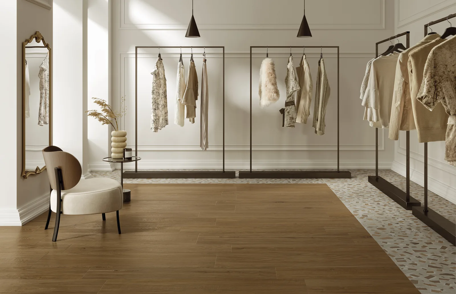 Boutique mit braunem Holzoptik-Dielenboden, Kleiderstangen, Sessel und schmalem Terrazzo-Streifen am Rand