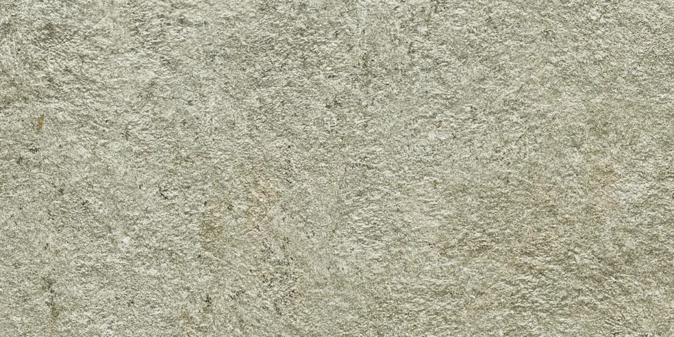 Hellgraue Natursteinoptik im Format 30×60 cm mit feiner diagonaler Aderung und vereinzelten braunen Einschlüssen.