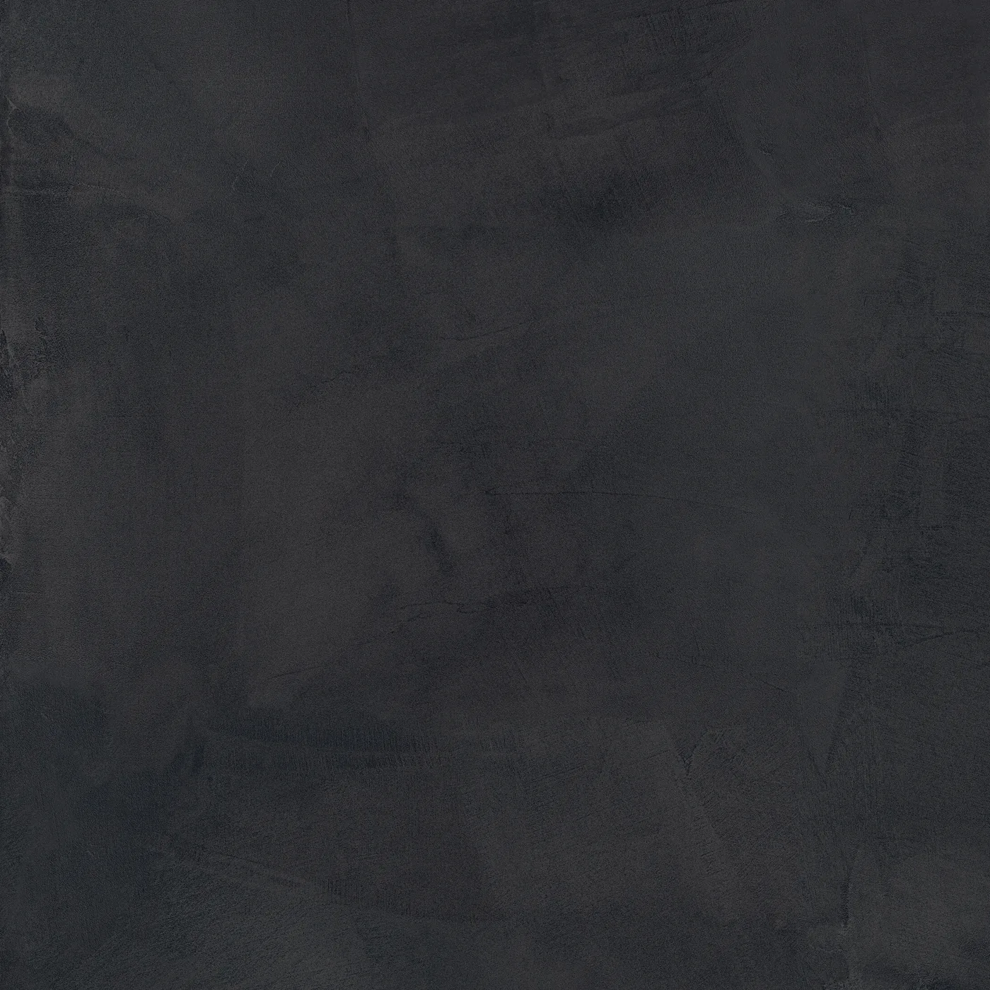 Anthrazitschwarze Fliese 75×75 cm in Spachteloptik, matte Oberfläche mit wolkigen Spachtelspuren und feinen Kratzlinien.