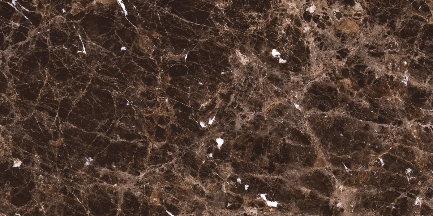 Dunkelbraune Marmoroptik-Fliese 60x120 cm in glänzender Ausführung, mit hellbraunen und weißen Adern über die ganze Fläche.