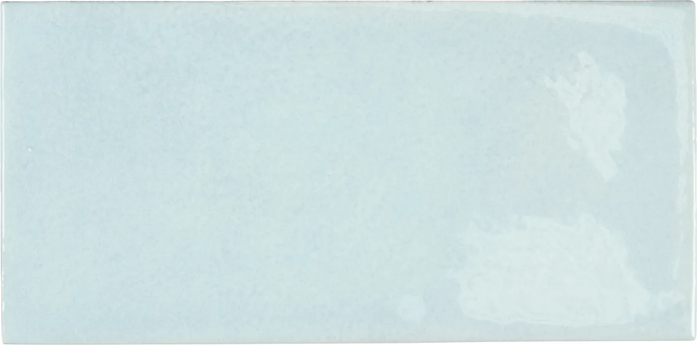 Equipe Village Riemchenfliese 6,5x13,2 cm in zartem Hellblau, glänzend glasiert mit leicht welliger Oberfläche.