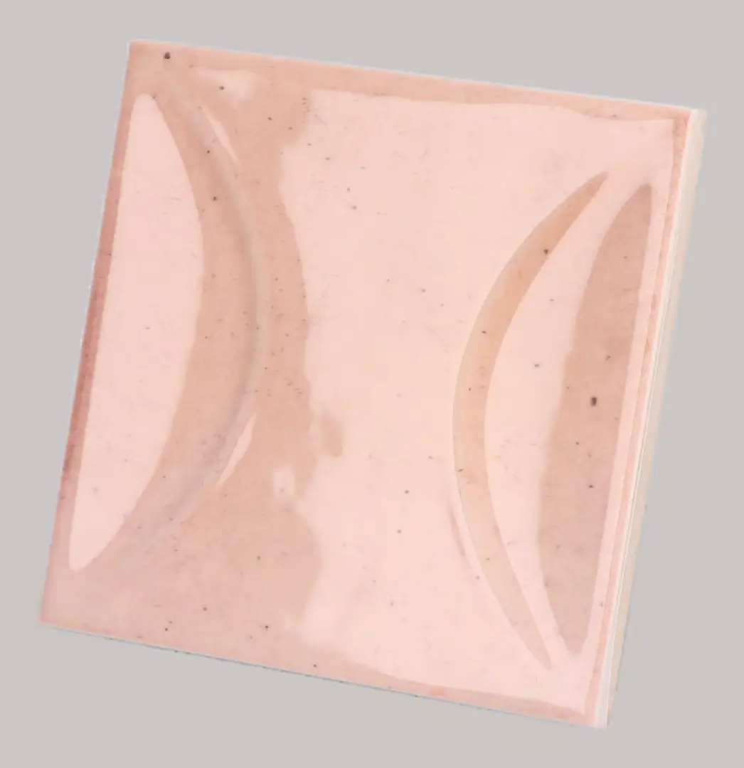 Hanoi Wandfliese in Pink Glasur, Format 10x10 cm, schräge Studio Aufnahme mit sichtbarem Glasurglanz.
