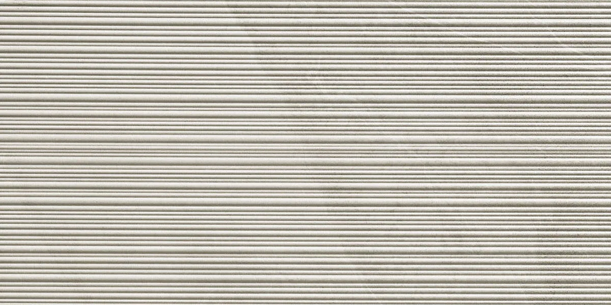 Hellgraue Fliese 30×60 cm in Schieferoptik mit feinen waagerechten Rillen über die ganze Fläche, matt
