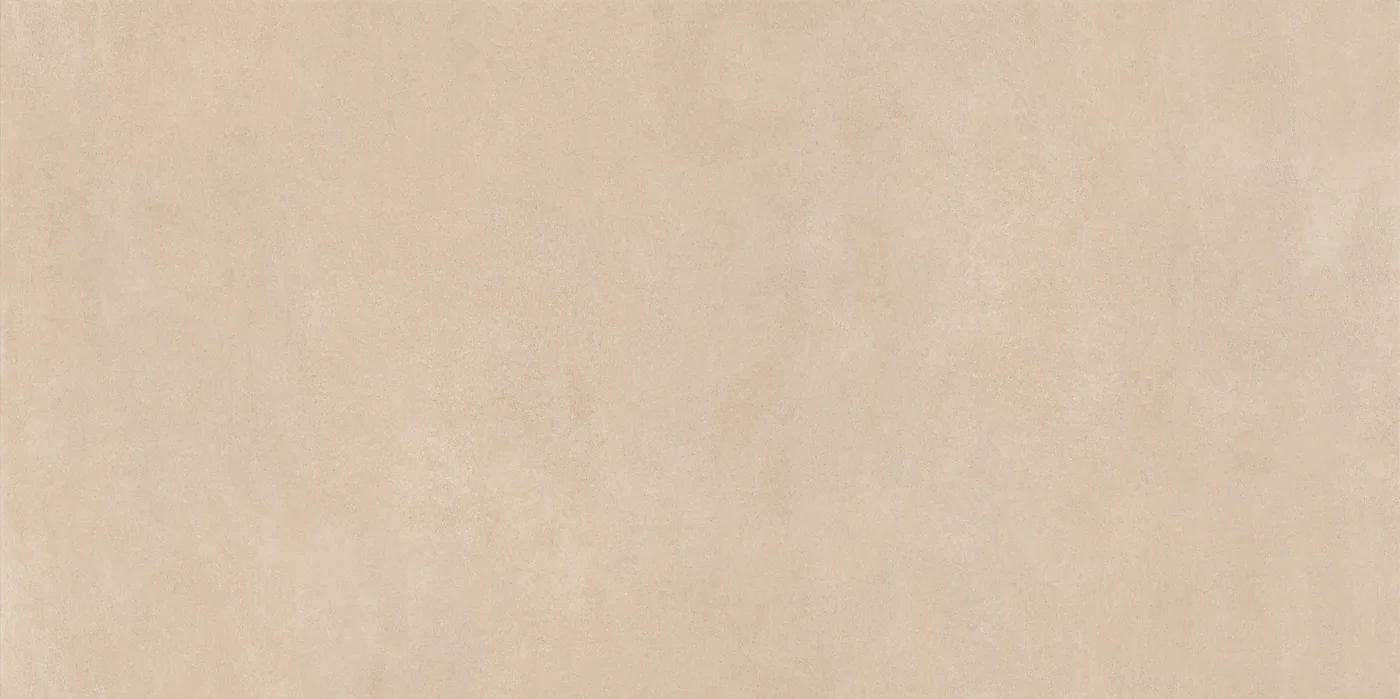 Seidenmatte Fliese in Betonoptik, 160×320 cm, in hellem Sandbeige mit wolkiger Zementstruktur, frontal als ganze Platte.