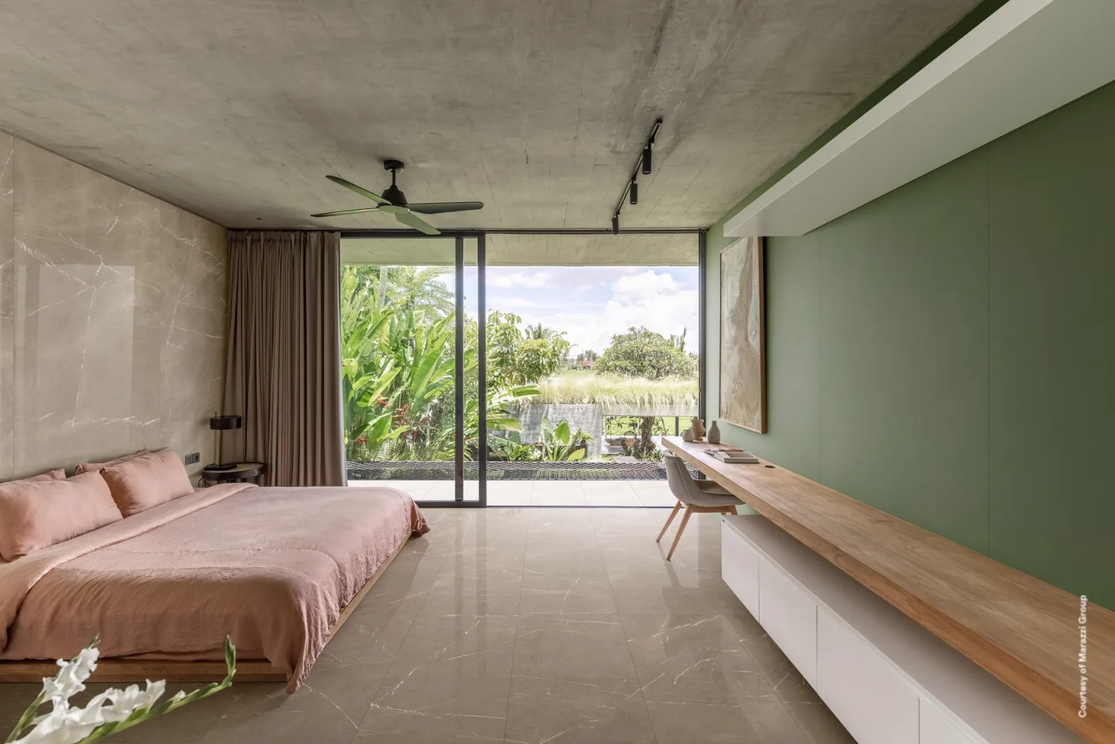 Schlafzimmer mit bodentiefer Terrassenfront, gefliest mit Marazzi Allmarble Tafu in 60x120cm.