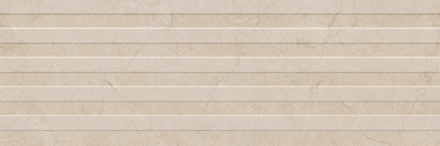 Sandbeige Wandfliese 30x90 cm mit waagerechtem Relief aus glatten und fein gerillten Bändern in Steinoptik.
