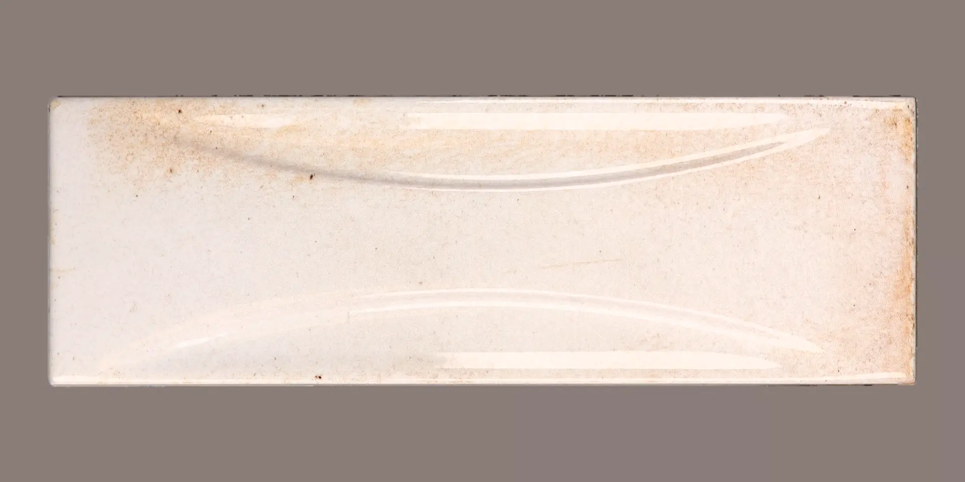 Hanoi Wandfliese in White Glasur, Format 6,5x20 cm, Studio Aufnahme frontal vor weißem Hintergrund.