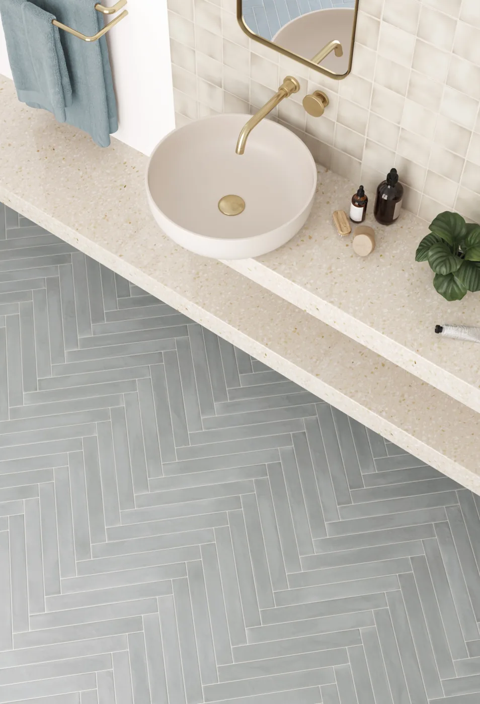 Equipe Corsica Blue Earth 5x40 cm als blaugrauer Badboden im Fischgrätverbund, mit Terrazzo-Waschtisch.
