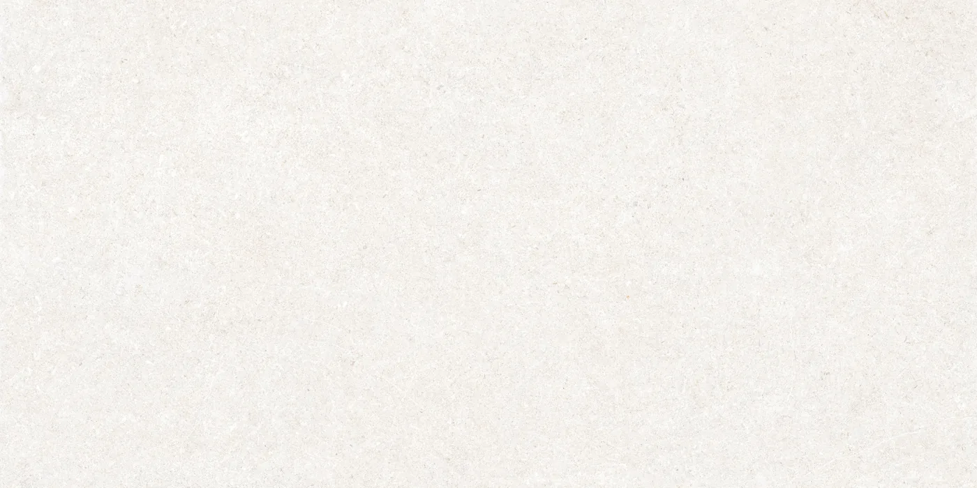 Cremeweiße Steinoptik-Fliese 60x120 cm in mattem Finish, feine Körnung mit hellen Einsprengseln über die gesamte Fläche.