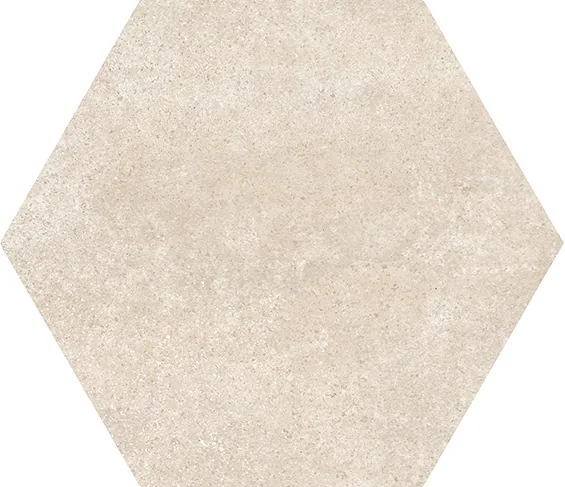 Sechseckfliese in hellem Sandbeige mit matter Zementoptik und zarter Marmorierung, Format 17,5×20 cm.