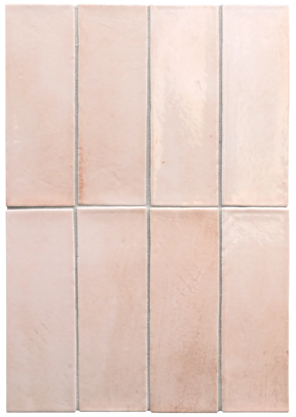 Zart roséfarbene glänzende Riegelfliesen 5×15 cm, senkrecht in vier Bahnen verlegt, mit weicher Wolkung und Glanzlichtern.