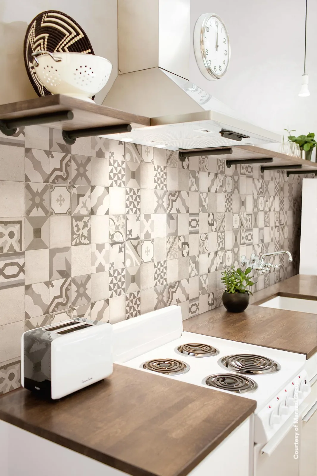 Küche mit Marazzi Work Decoro Vantage Beige 30x90 als Fliesenspiegel über der Arbeitsplatte