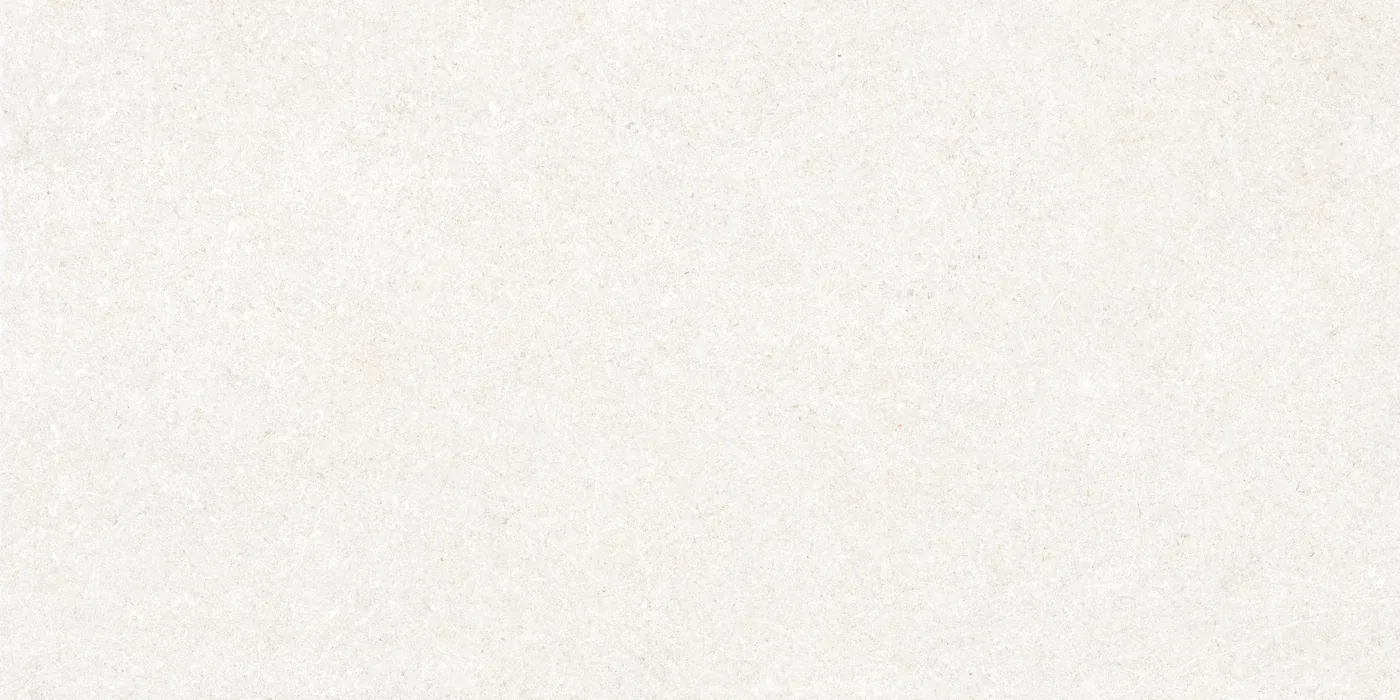 Cremeweiße Steinoptik-Fliese 60x120 cm mit strukturierter Oberfläche, feine Körnung und helle Einsprengsel auf der Fläche.